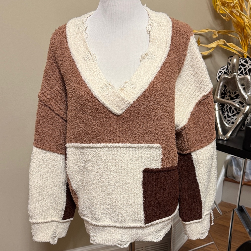 POL V-Neck Colorblock Distressed Sweater in Cream and Brown Size L pre-owned.